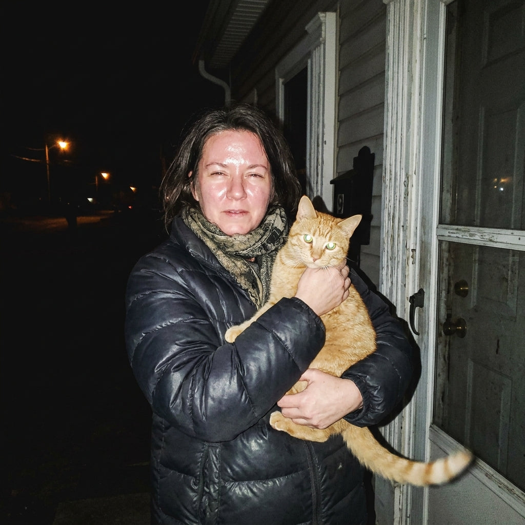 files/Woman_holding_cat_at_night_eec93ac5.jpg